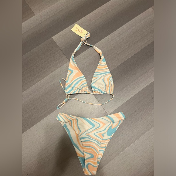 5 Aurelle Bikini Sets and 1 Bikini Top - Picture 1 of 6